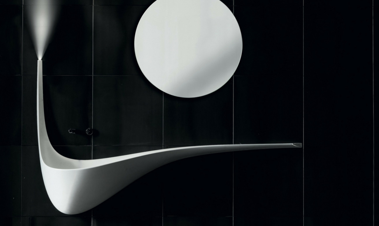 An hand basin with an elegantly curved profile. 