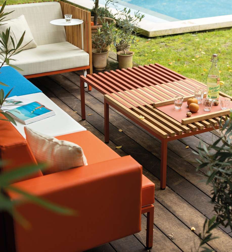 Outdoor extendable coffee table 