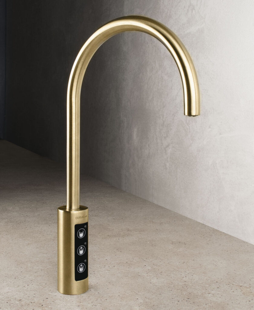 Kitchen faucet that dispenses still or sparkling water at different temperatures