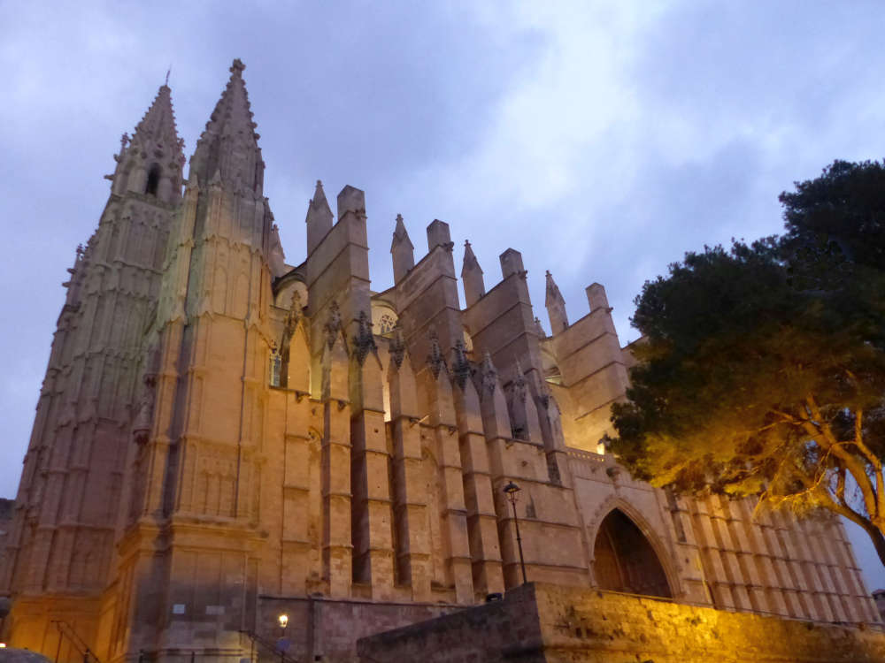 Catedral de Santa María, Palma de Mallorca illuminated at dusk 