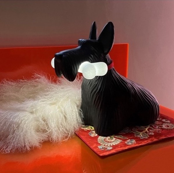 Table lamp in the form of a Scottish terrier with a bone in its mouth