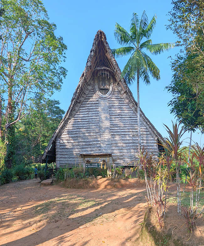 Lodge built in style of a Haus Tambaran (Spirit House).